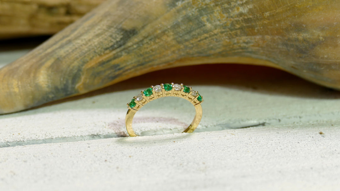 14k - Yellow Gold 0.20ct Diamond & .25ct Round Emerald Band Ring (Size 6.5)