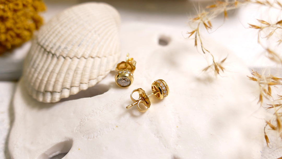18k - Yellow Gold .60ct Round Natural Diamond Stud Earrings