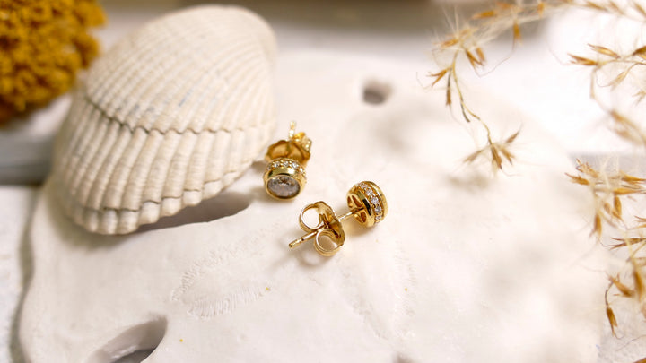 18k - Yellow Gold .60ct Round Natural Diamond Stud Earrings