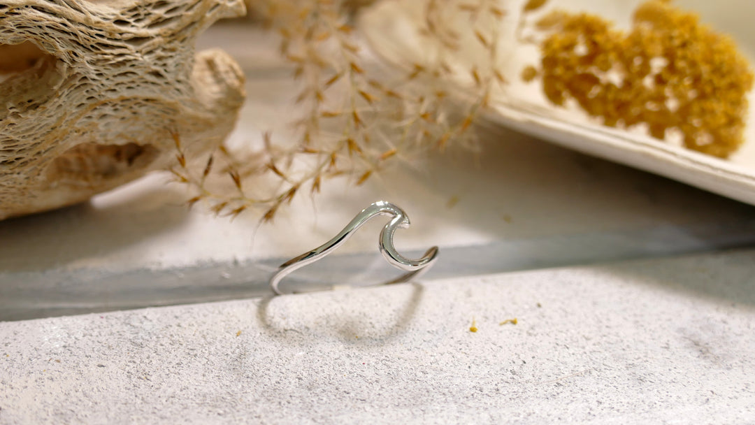 14k White Gold Wave Ring (Size 10)