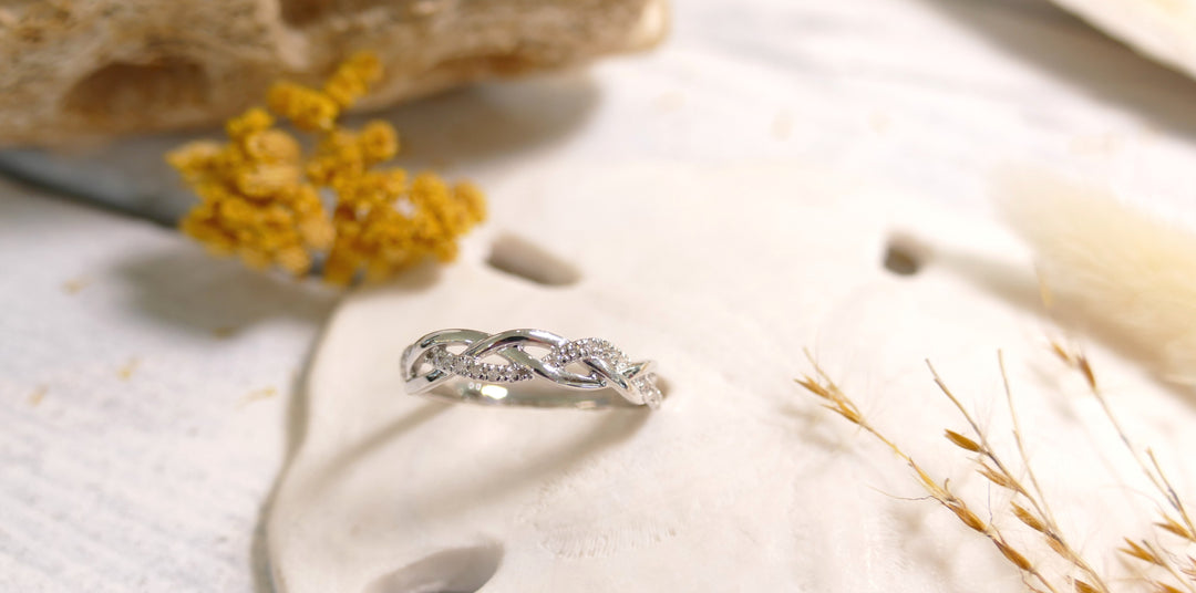 14K White Gold 0.08ct - Twisted Natural Diamond Ring (Size 6)