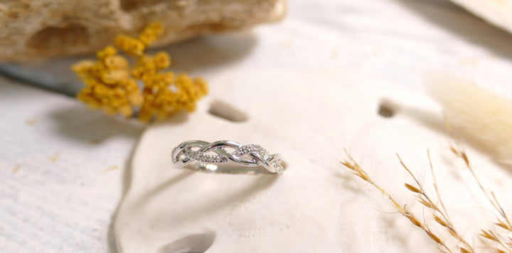 14K White Gold 0.08ct - Twisted Natural Diamond Ring (Size 6)