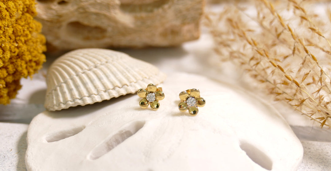 14k Yellow Gold .03ct Diamonds Flower Stud Earrings