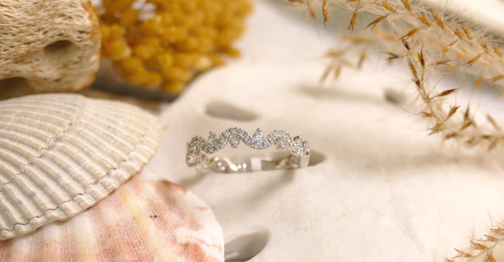 14k White Gold .38ct Round Diamond Wave Ring (Size 6)