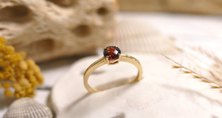 14k Yellow Gold Garnet Solitaire Ring (Size 6.5)