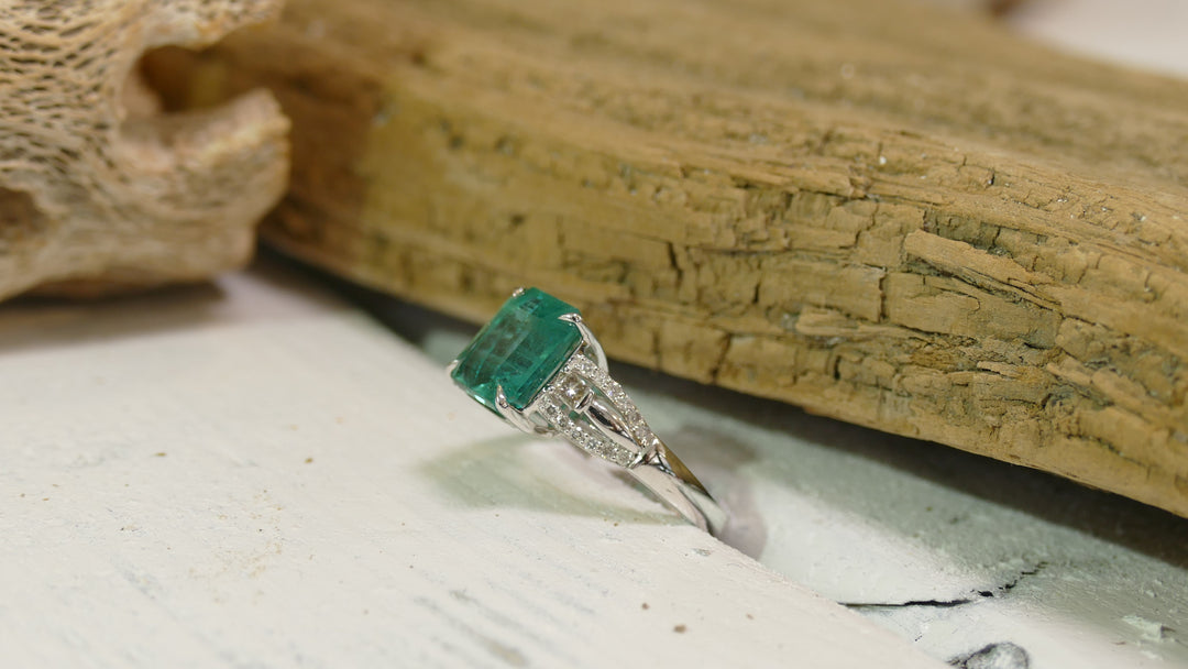 14k White Gold Emerald Ring (Size 7)