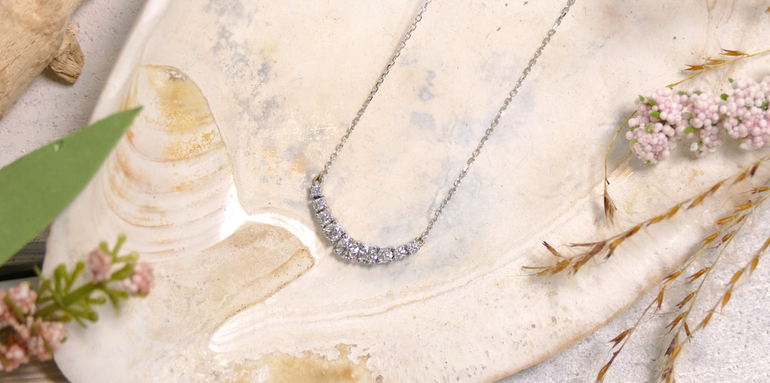 14k White Gold Diamond 0.45CT Curved Bar Necklace