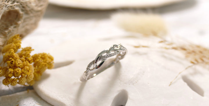 14K White Gold 0.08ct - Twisted Natural Diamond Ring (Size 6)