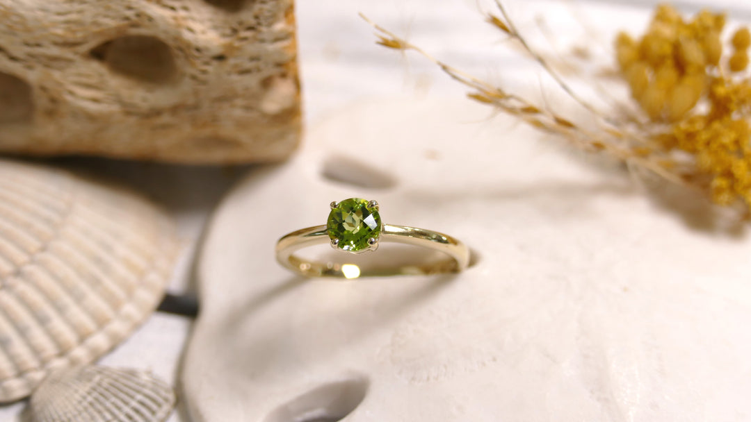 14k Yellow Gold Peridot Ring (Size 6.5)