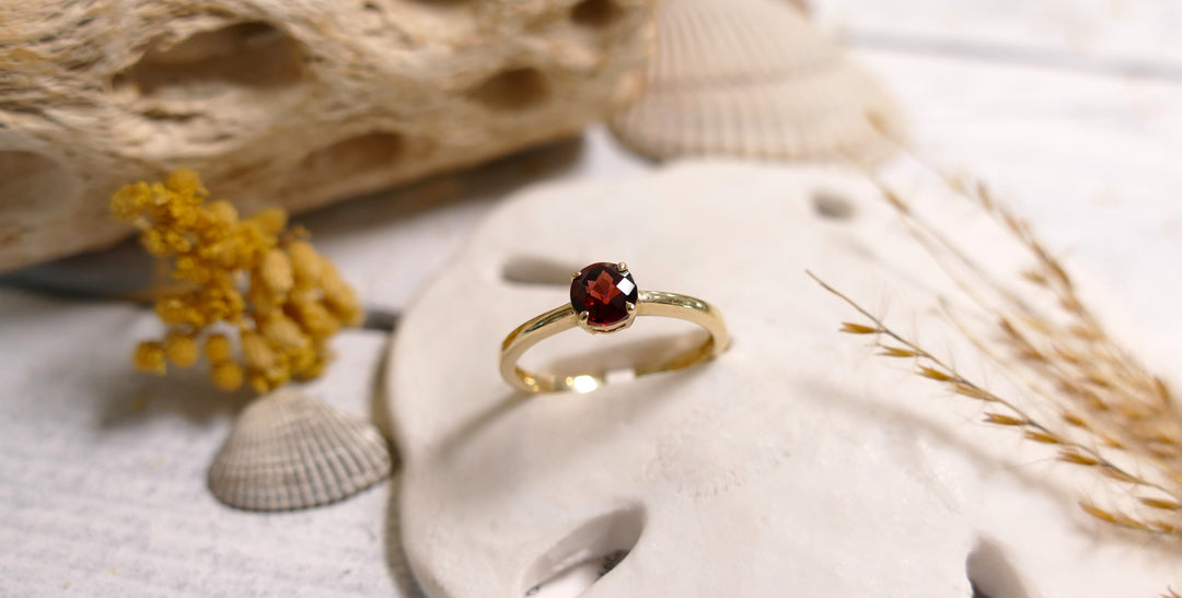 14k Yellow Gold Garnet Solitaire Ring (Size 6.5)
