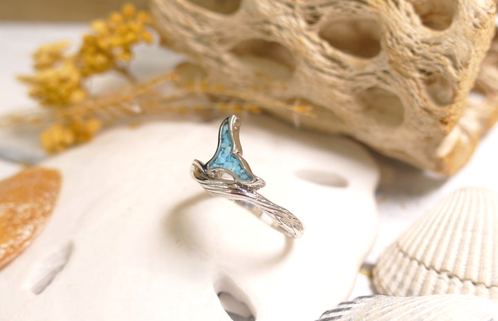 Dune - Sterling Silver - Curved Band Turquoise Whale Tail Ring (Size 8)