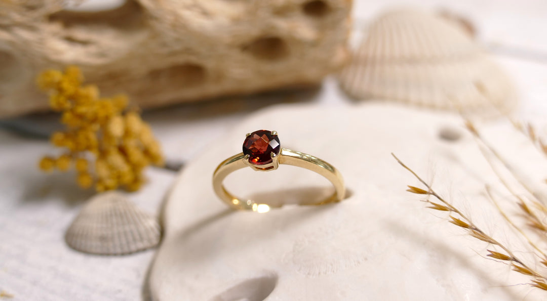 14k Yellow Gold Garnet Solitaire Ring (Size 6.5)