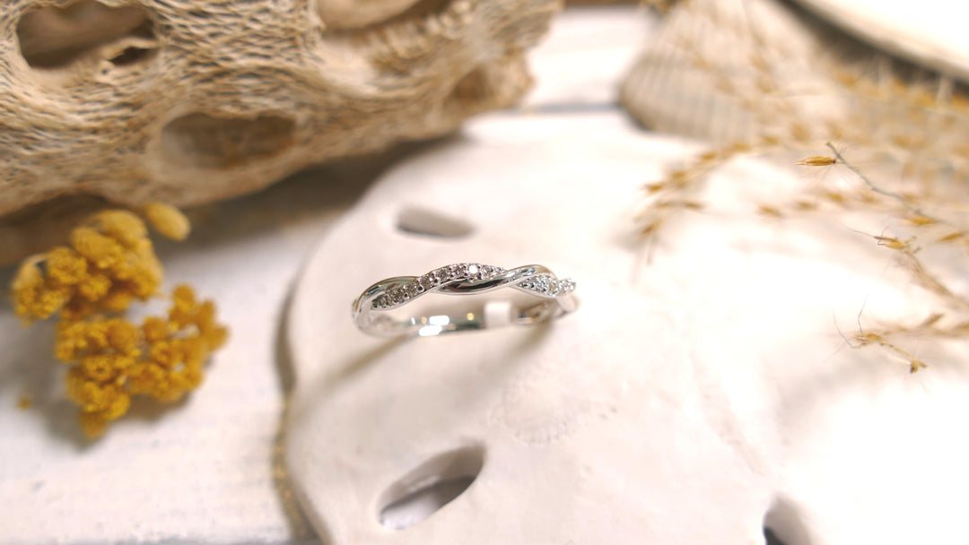 14k White Gold 1/10ctw Twist Diamond Ring