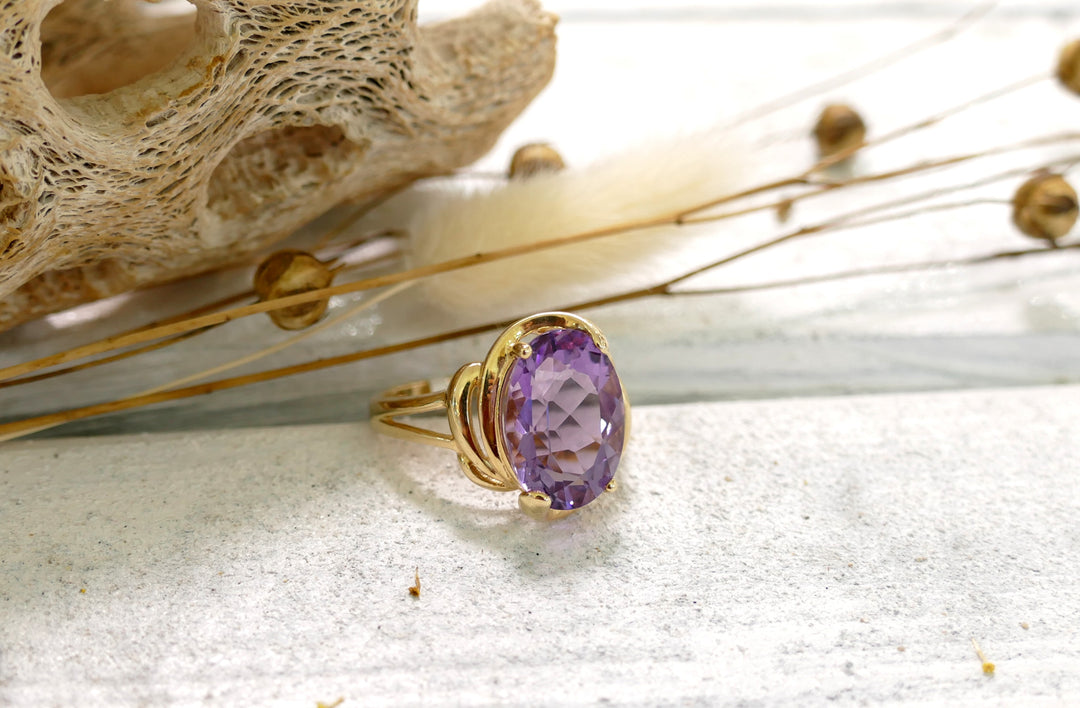 14k Yellow Gold Amethyst Oval Ring (Size 8)