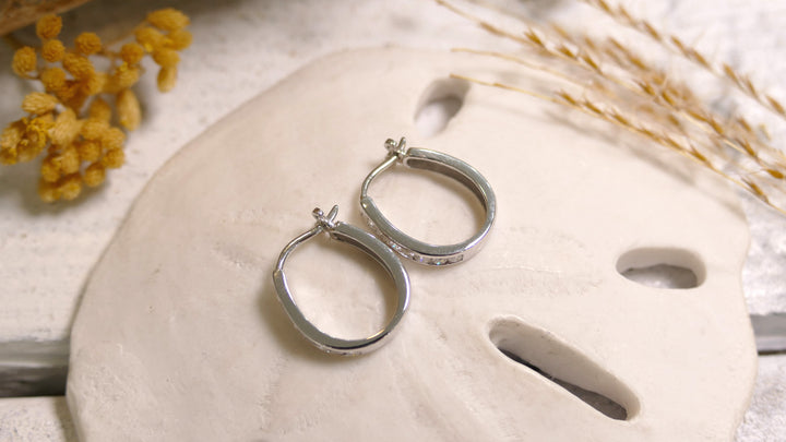 14k White Gold 0.33ct Diamonds Oval Huggie Channel Set