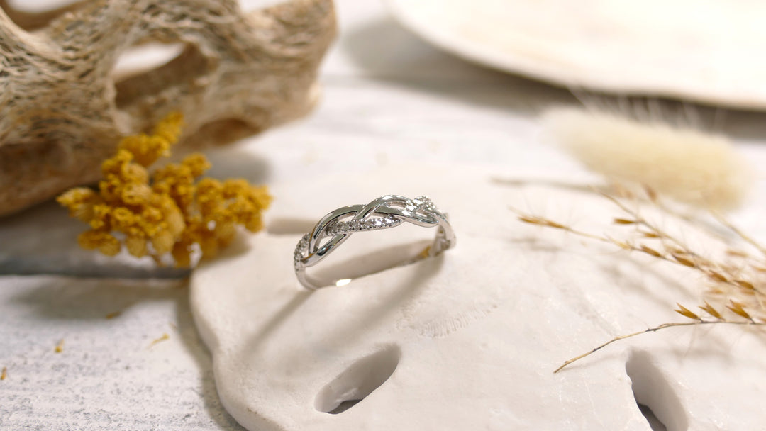 14K White Gold 0.08ct - Twisted Natural Diamond Ring (Size 6)