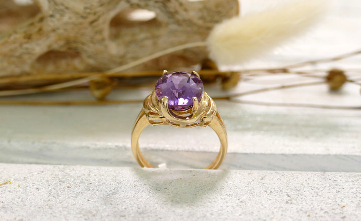 14k Yellow Gold Amethyst Oval Ring (Size 8)