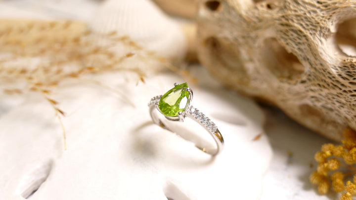 Sterling Silver - Silver Side Set CZ Pear Peridot Ring (Size 7)