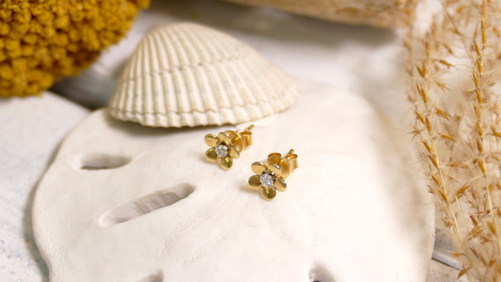 14k Yellow Gold .03ct Diamonds Flower Stud Earrings