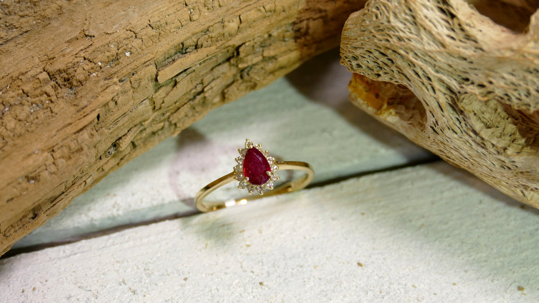 14k Yellow Gold Ruby Pear Ring (Size 6.5)