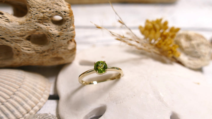 14k Yellow Gold Peridot Ring (Size 6.5)