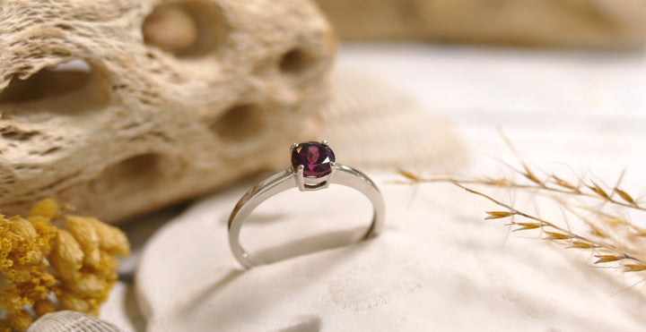 14k White Gold Solitaire Rhodolite Ring (Size 6.5)