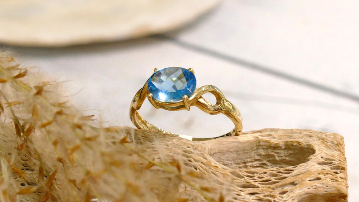 14k Yellow Gold Blue Topaz Oval Ring (Size 6.5)