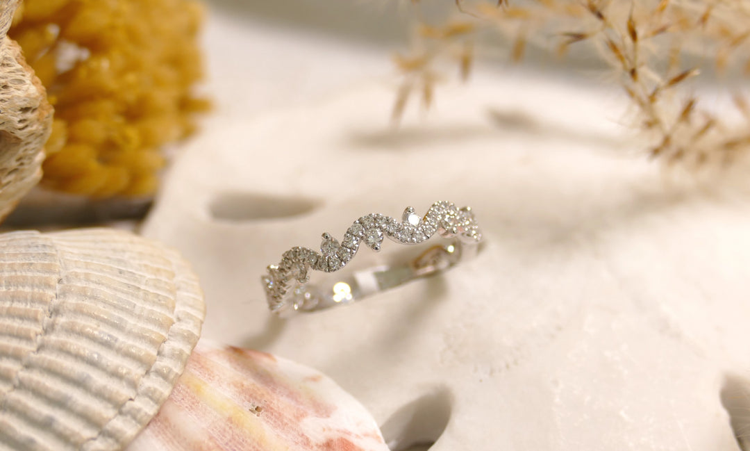 14k White Gold .38ct Round Diamond Wave Ring (Size 6)