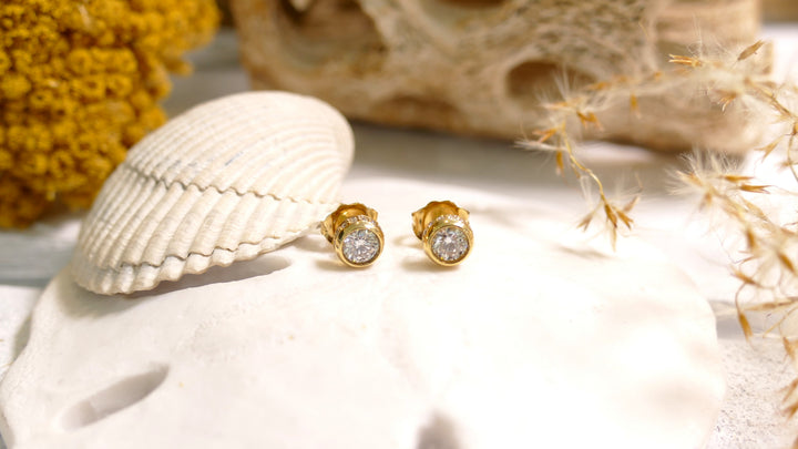 18k - Yellow Gold .60ct Round Natural Diamond Stud Earrings
