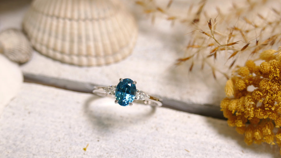 14k White Gold Blue Zircon 0.17ct Diamonds Oval (Size 7)