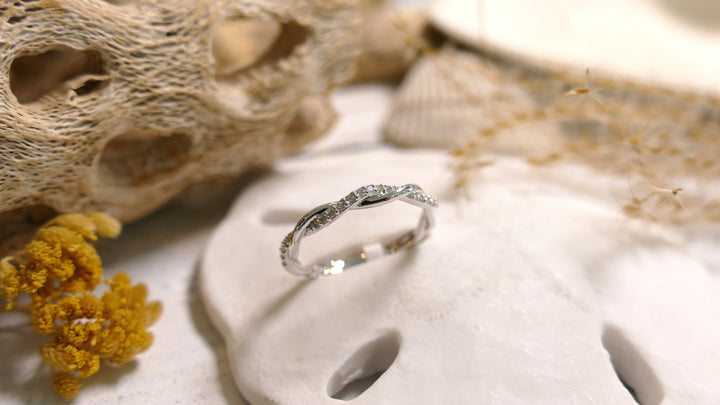 14k White Gold 1/10ctw Twist Diamond Ring