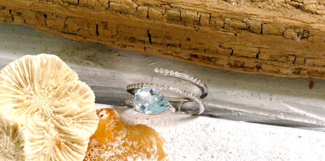 14k White Gold Blue Topaz Pear Ring (Size 6.5)